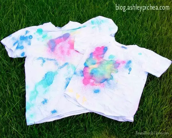 Spray Bottle Painting T-Shirt - Kid's Craft | T-Shirt Painting with Spray Bottles | a Summer Bucket List Idea on ashleypichea.com