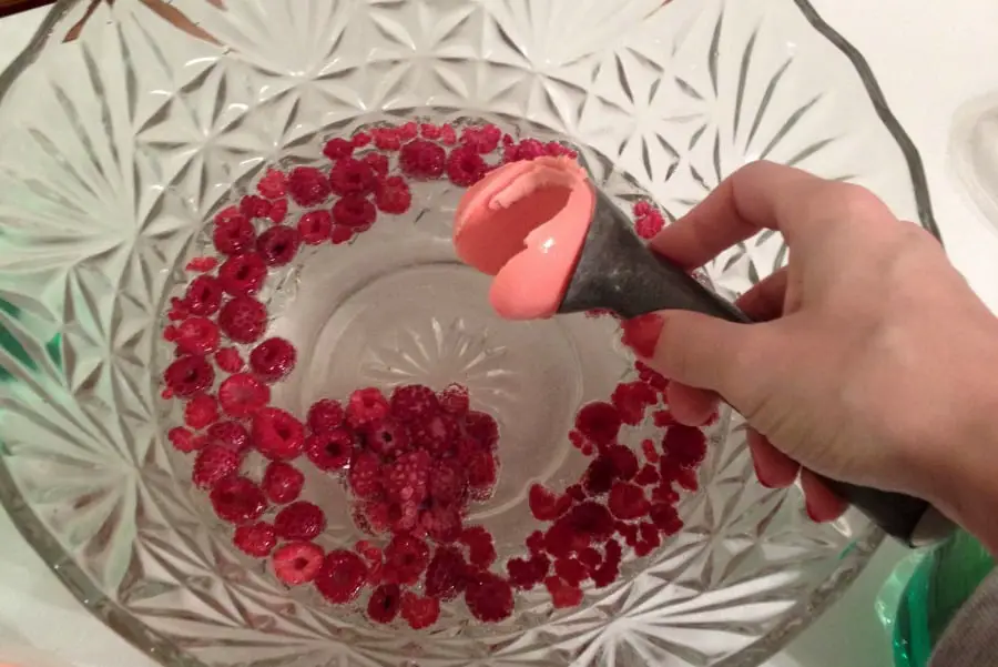 step-by-step instructions for making a 7UP punch with raspberries and sherbet