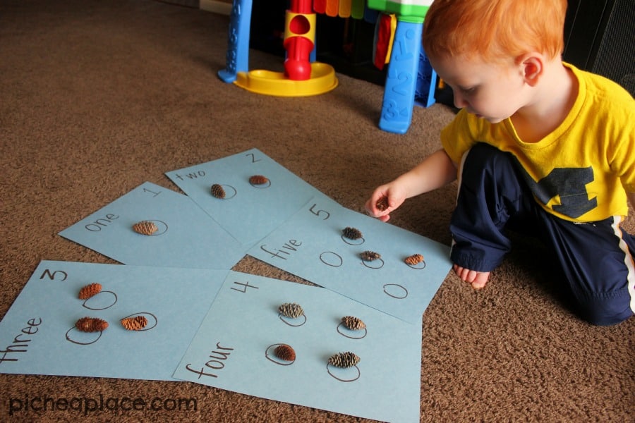 Counting with Pinecones | an nature and number exploration activity for toddlers and preschoolers