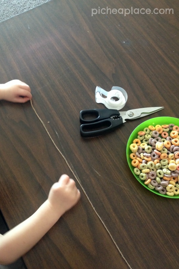 Fruit Loop Necklaces | an easy and fun to do cereal-themed project for toddlers and preschoolers