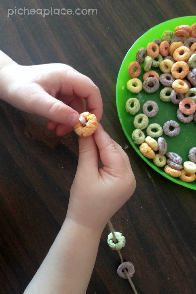 Fruit Loop Necklaces | an easy and fun to do cereal-themed project for toddlers and preschoolers