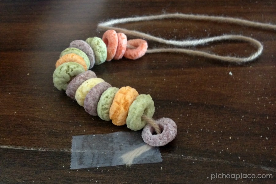 Fruit Loop Necklaces | an easy and fun to do cereal-themed project for toddlers and preschoolers