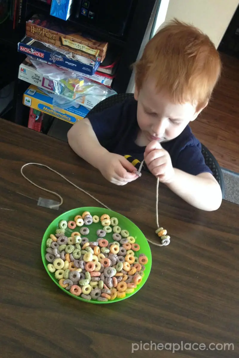 Fruit Loop Necklaces | an easy and fun to do cereal-themed project for toddlers and preschoolers