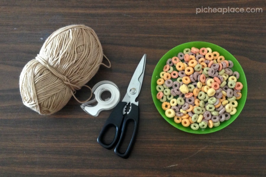 Fruit Loop Necklaces | an easy and fun to do cereal-themed project for toddlers and preschoolers