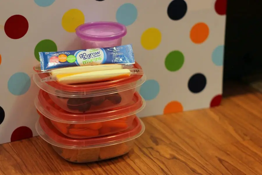 Being proactive and planning ahead helps us to snack healthy on the go. Here are a few ideas of healthy food for toddlers that are perfect for grabbing on your way out the door, helping to keep your toddler eating healthy all summer long! | Snacking on the Go: Ideas for Healthy Food for Toddlers