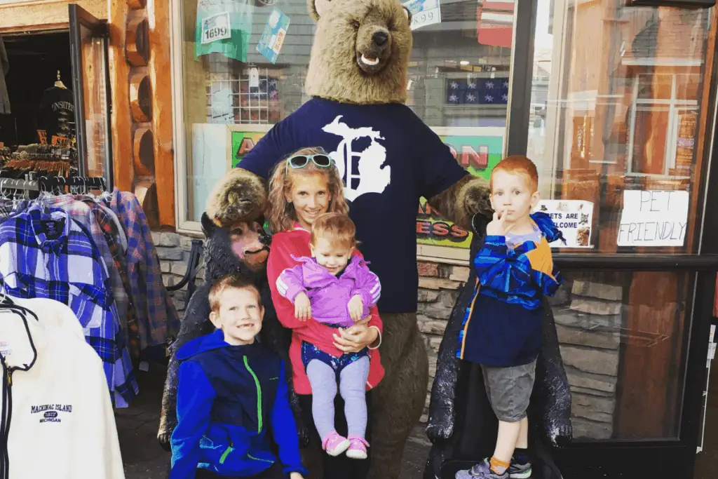 shopping with kids in Mackinaw City